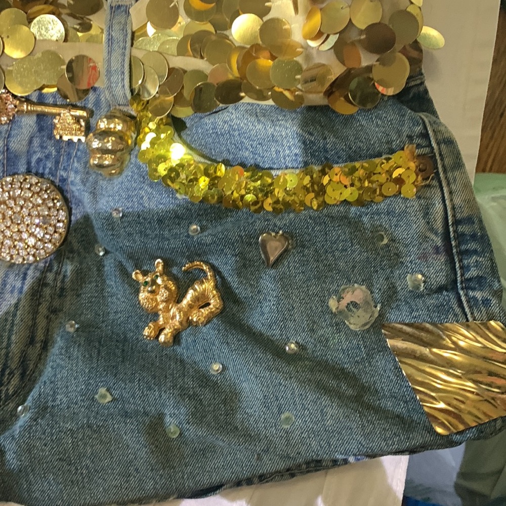 HANDMADE DENIM HANDBAG WITH GOLD DETAILS. - Picture 4 of 9